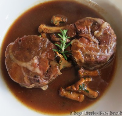 Cua de bou sense feina amb salsa de ratafia
